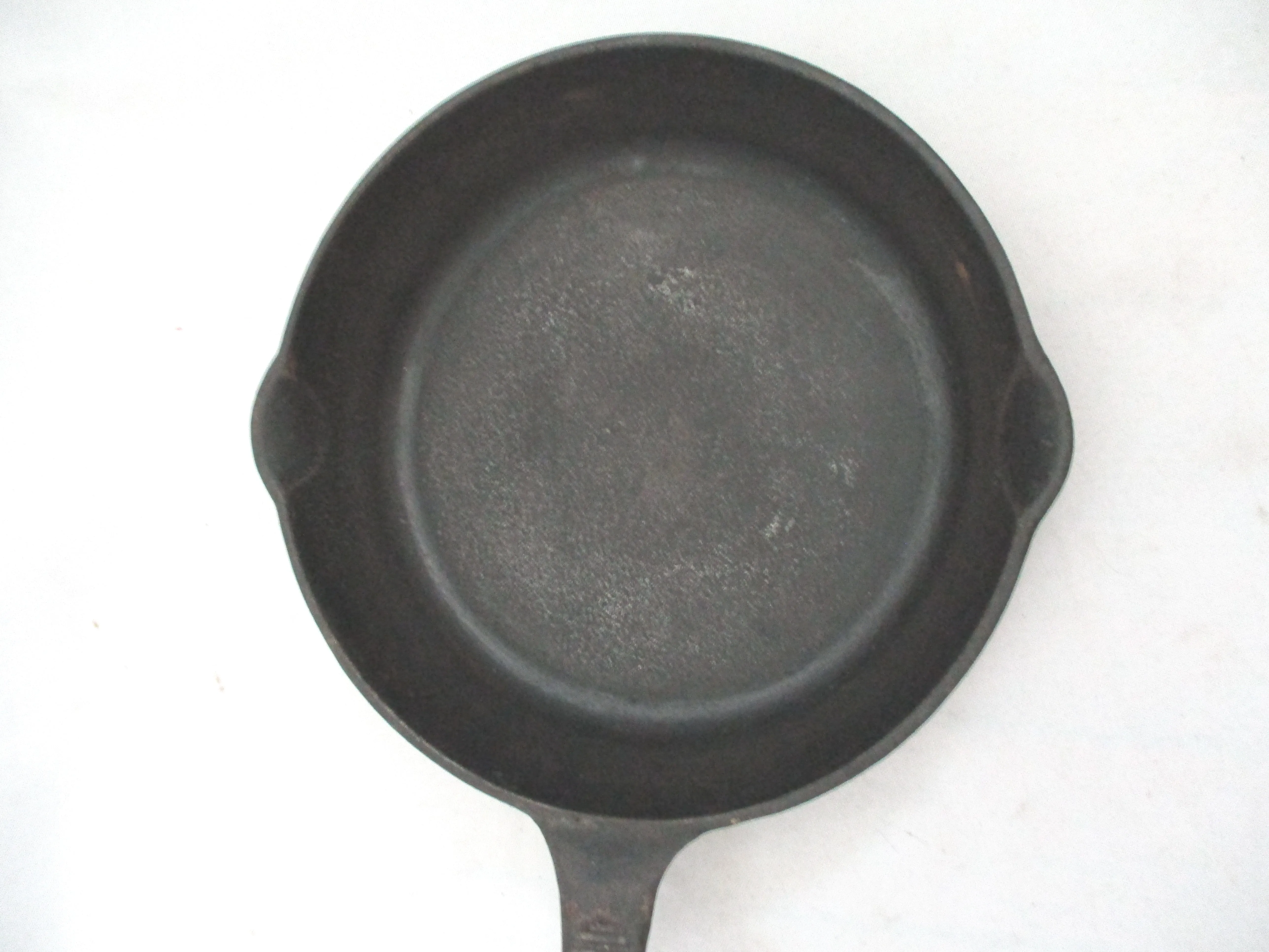 BENJAMIN & MEDWIN 8 In. Cast Iron SKILLET Pot Pan Cooking Camping Sits Flat
