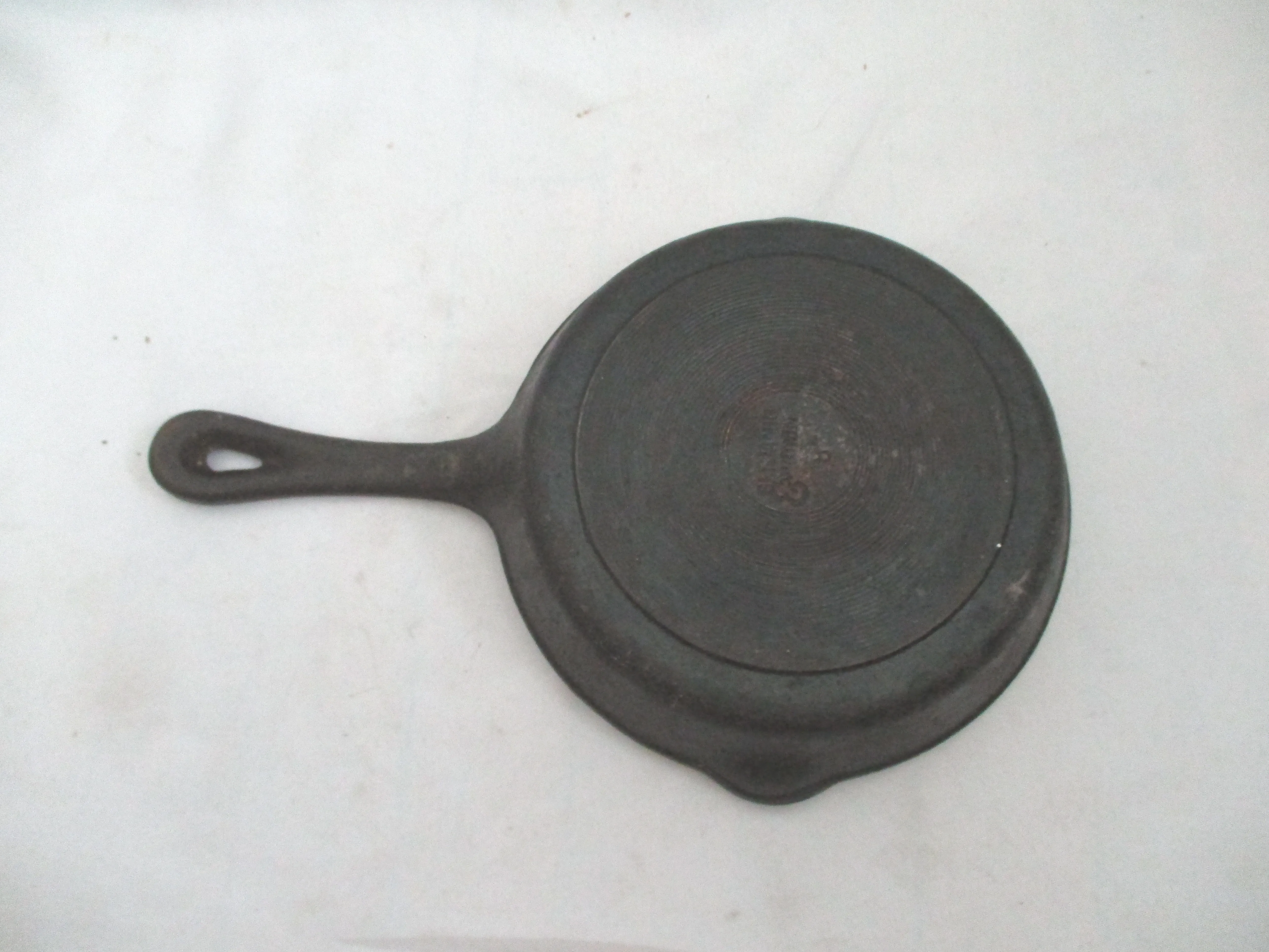 BENJAMIN & MEDWIN 8 In. Cast Iron SKILLET Pot Pan Cooking Camping Sits Flat