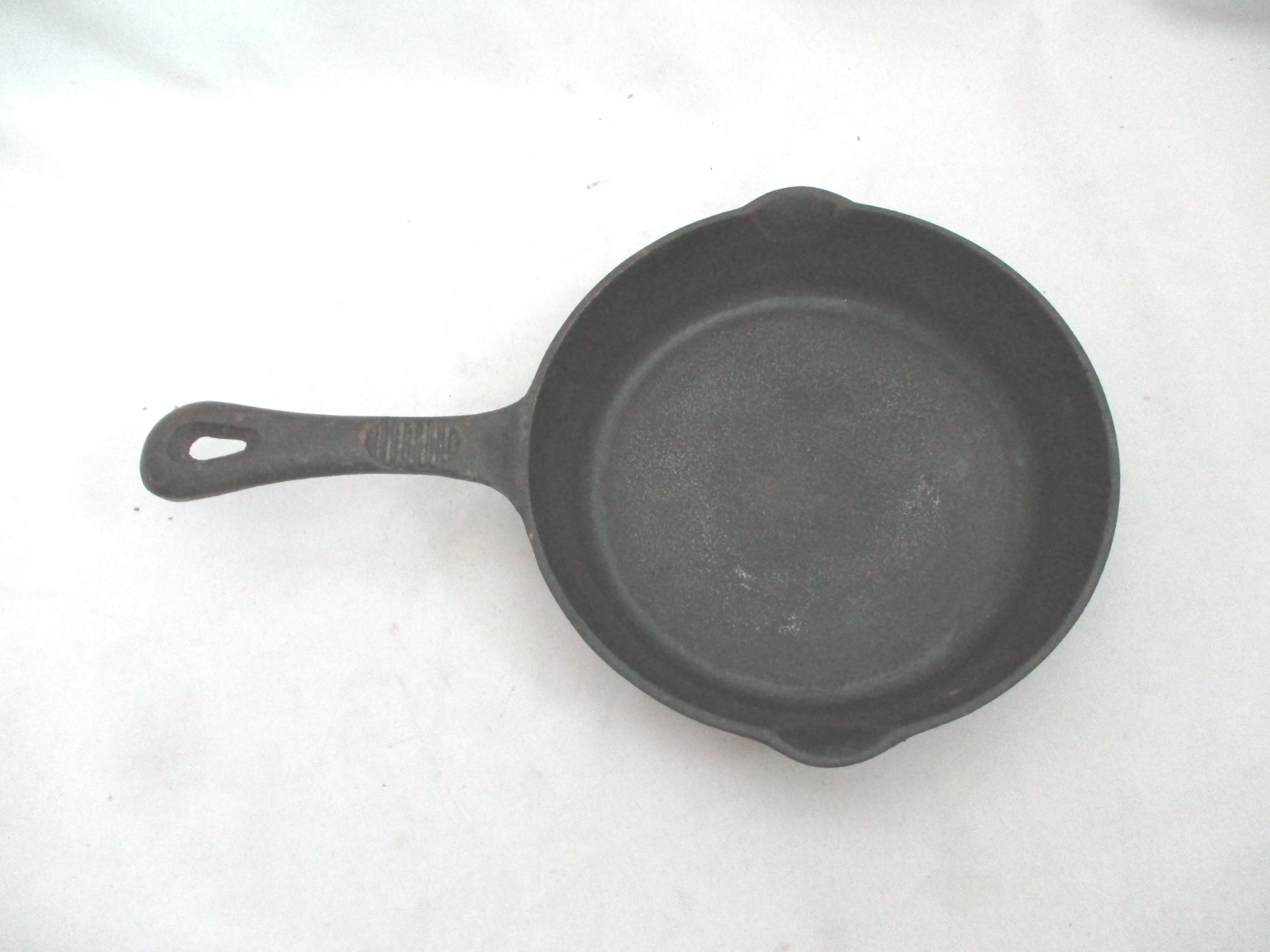BENJAMIN & MEDWIN 8 In. Cast Iron SKILLET Pot Pan Cooking Camping Sits Flat